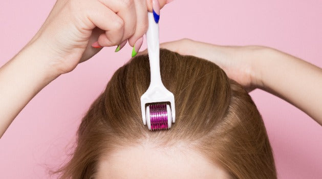 <img src="dermaroller-professionnel.jpg" alt="Dermaroller 0.5mm à micro-aiguilles en titane pour stimulation capillaire et repousse des cheveux">